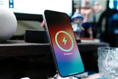 双清苹果15换屏服务分享用什么充电器给iPhone15充电更好 